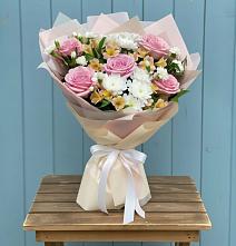 Букет цветов из:  Гвоздики, Орхидеи и Розы в Баклановской Ставропольского края