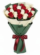 Букет Микс из красных и белых роз в Баклановской Ставропольского края