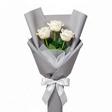 Букет 3 белые розы в Баклановской Ставропольского края