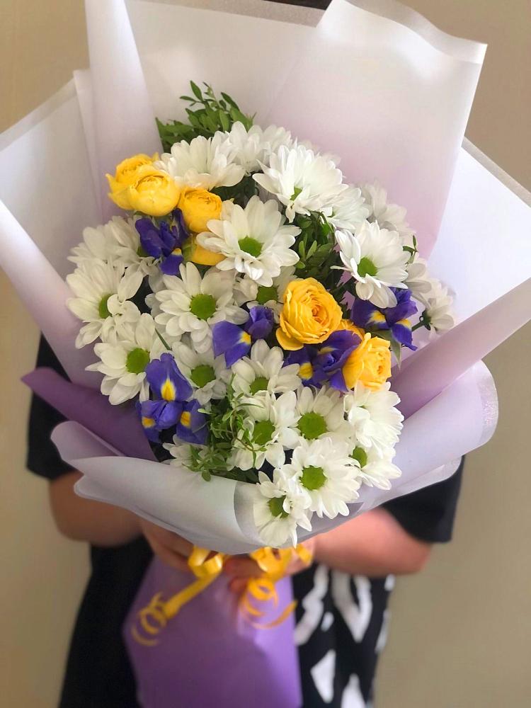 Букет цветов из: Ирисы, Хризантемы и Розы в Баклановской Ставропольского края
