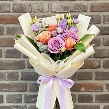 Букет цветов из:  Лизиантусы и Розы в Баклановской Ставропольского края