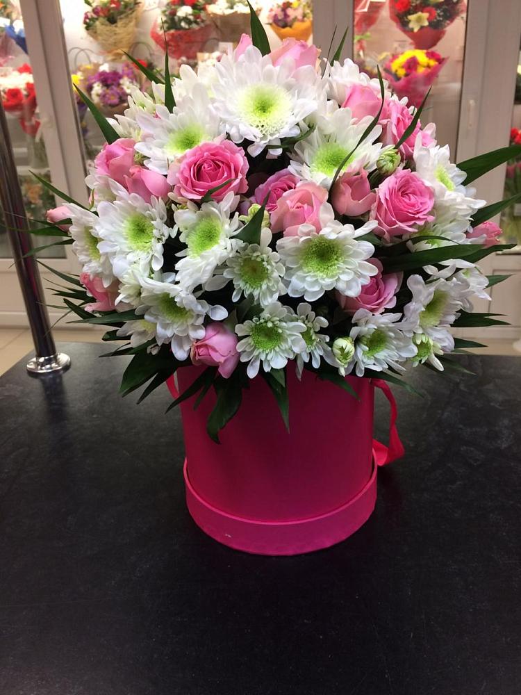 Цветочная композиция из Розы и Хризантемы в шляпной коробке в Баклановской Ставропольского края