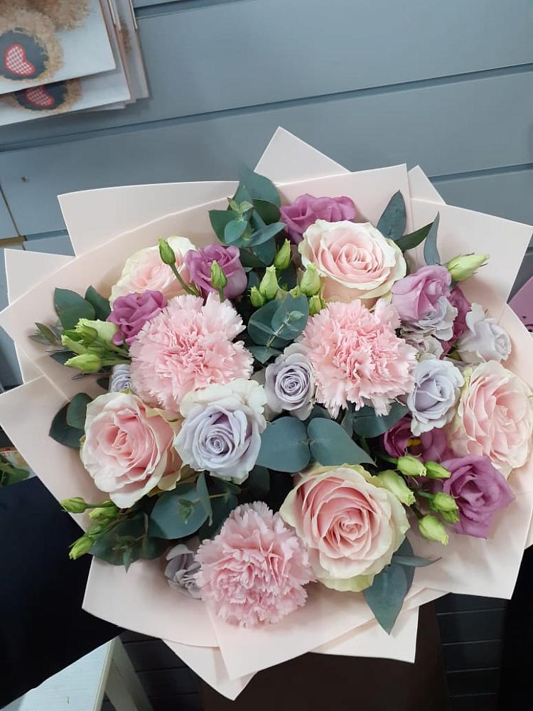 Букет цветов из: Розы, Гвоздики и Лизиантусы в Баклановской Ставропольского края