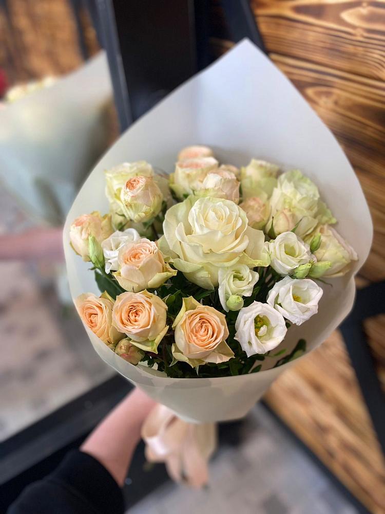 Букет цветов из: Розы и Лизиантусы в Баклановской Ставропольского края